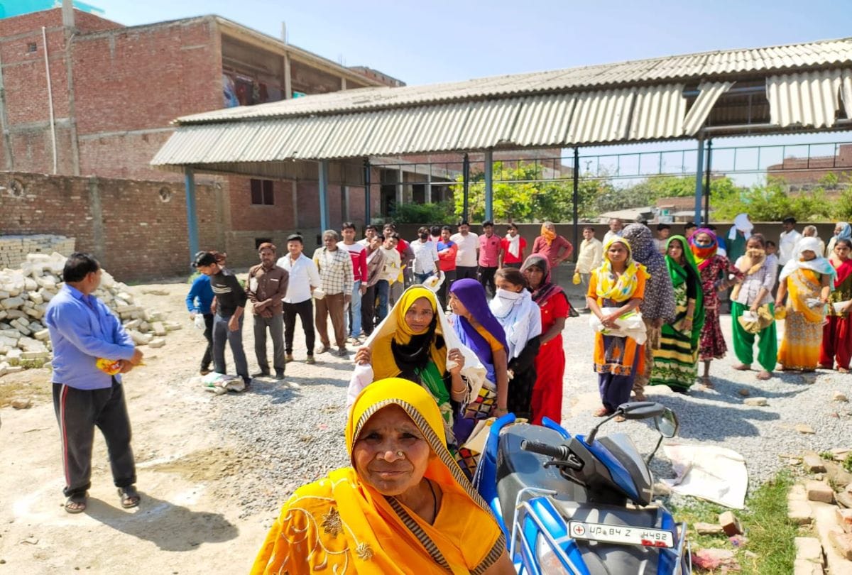 Crorona Virus Social Distancing Reality Check At Ration Shops