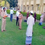 मस्जिद में जमातियों को समझाती पुलिस