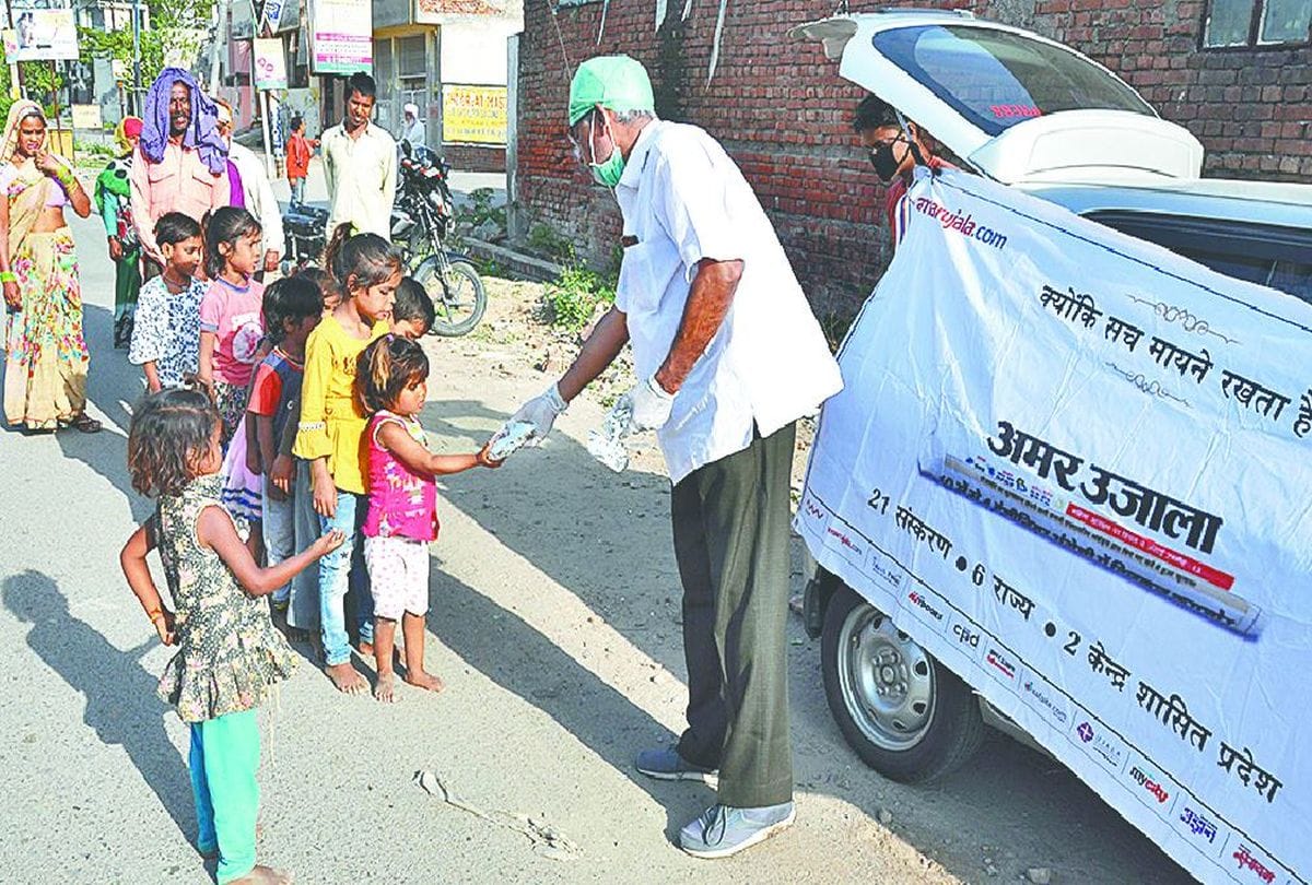 Amar Ujala Foundation campaign social workers help to poor family in agra
