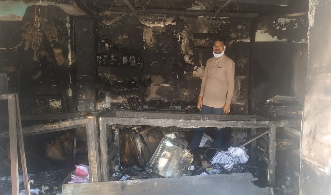 Burning complete stuff in photo studio fire