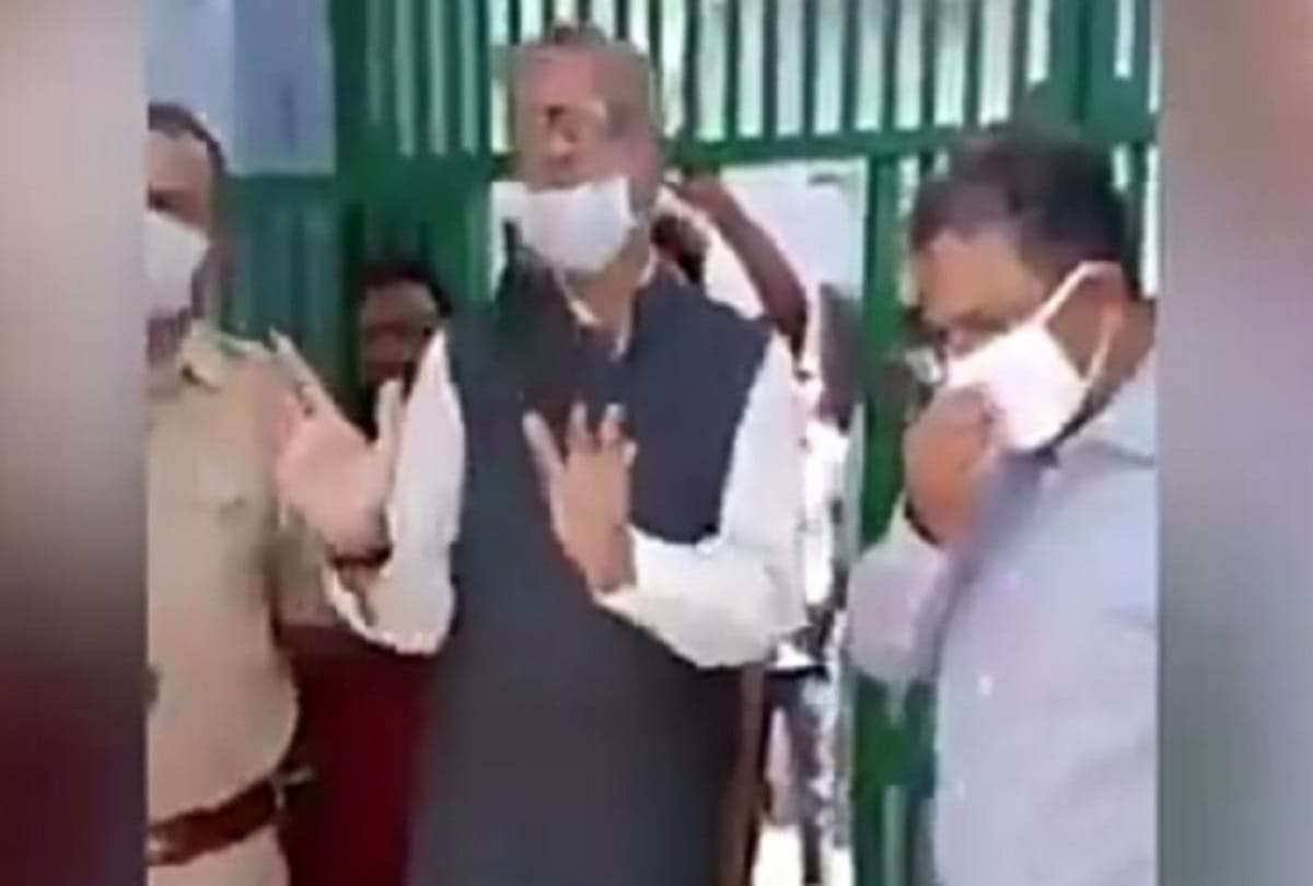 Lockdown in bulandshahr officers reach mosque for implementation of rule maulana argues