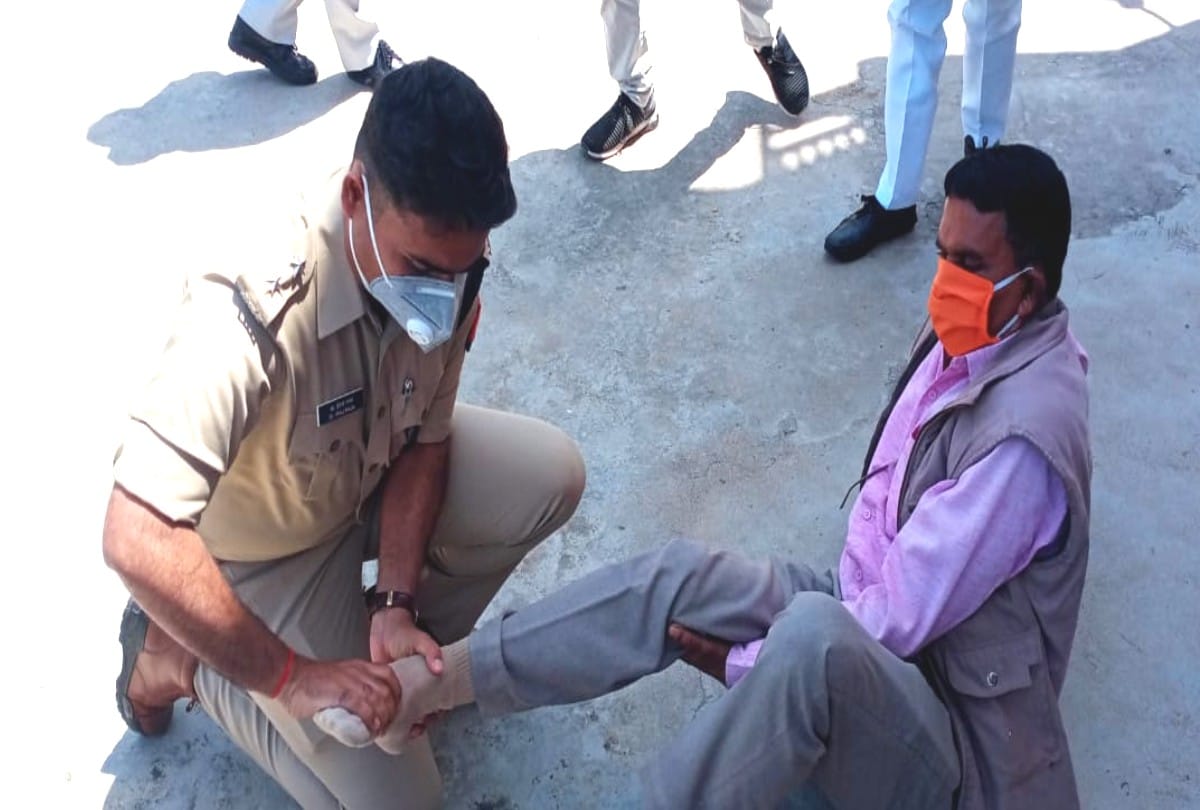 UP (Uttar Pradesh) Lockdown News in Hindi IPS officer open the shoe laces of orderly in firozabad