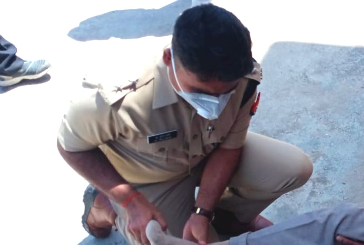 UP (Uttar Pradesh) Lockdown News in Hindi IPS officer open the shoe laces of orderly in firozabad