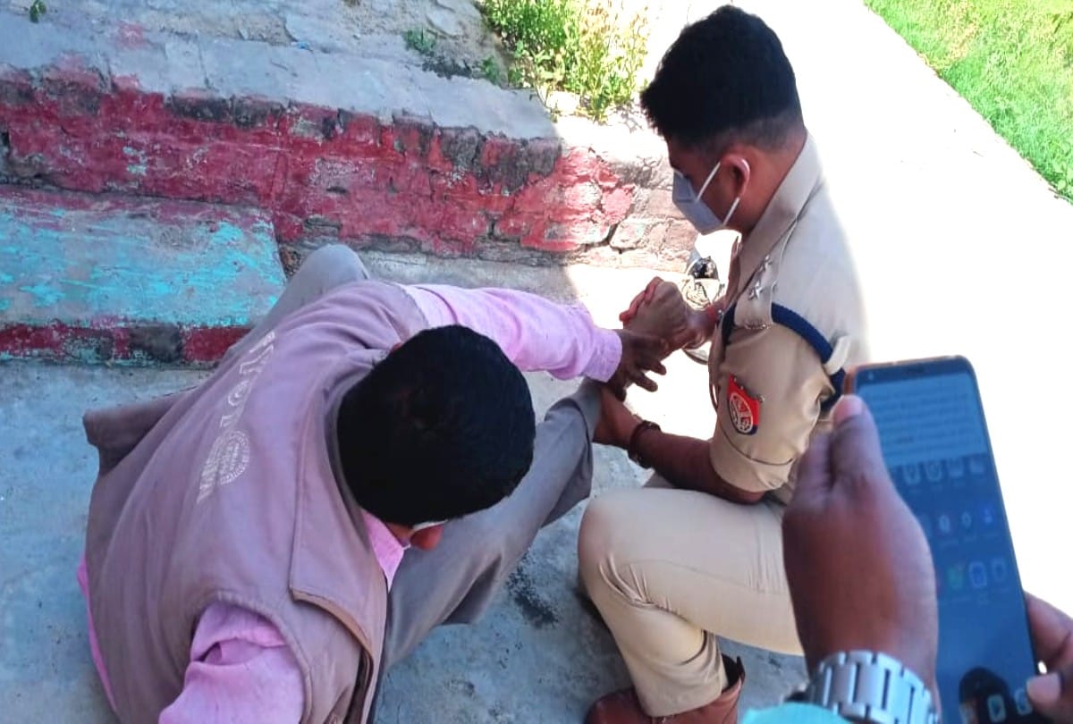 UP (Uttar Pradesh) Lockdown News in Hindi IPS officer open the shoe laces of orderly in firozabad