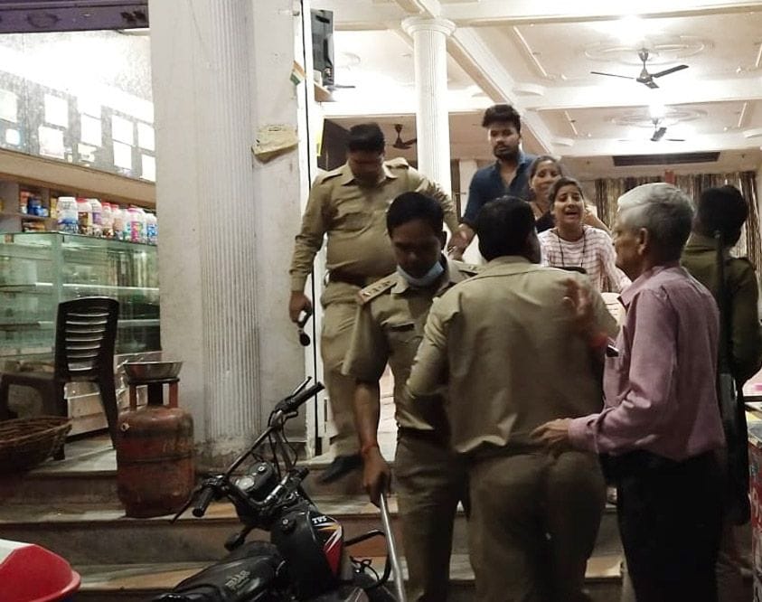 lokadaun mein khula mila restorent, do giraphtaar