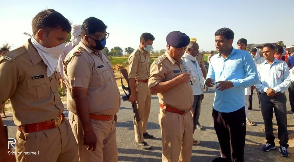 sadak kinaare mila yuvak ka shav, hatya ka aarop