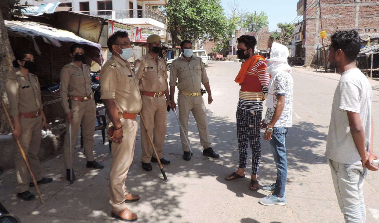 gharon tak pahuncha doodh, sabjee va phal, sadakon par sannaata