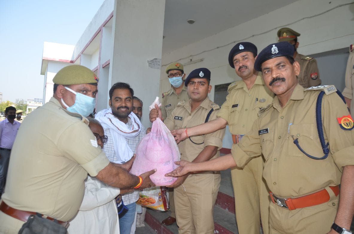 Now the police aid packet will reach the hungry