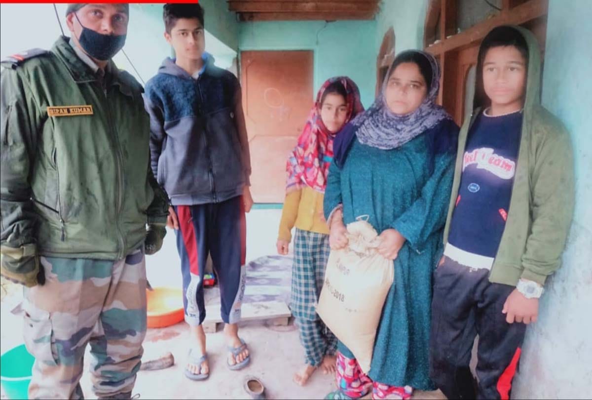 Lockdown Jammu Kashmir latest news in Hindi, indian Army and police engaged in helping people