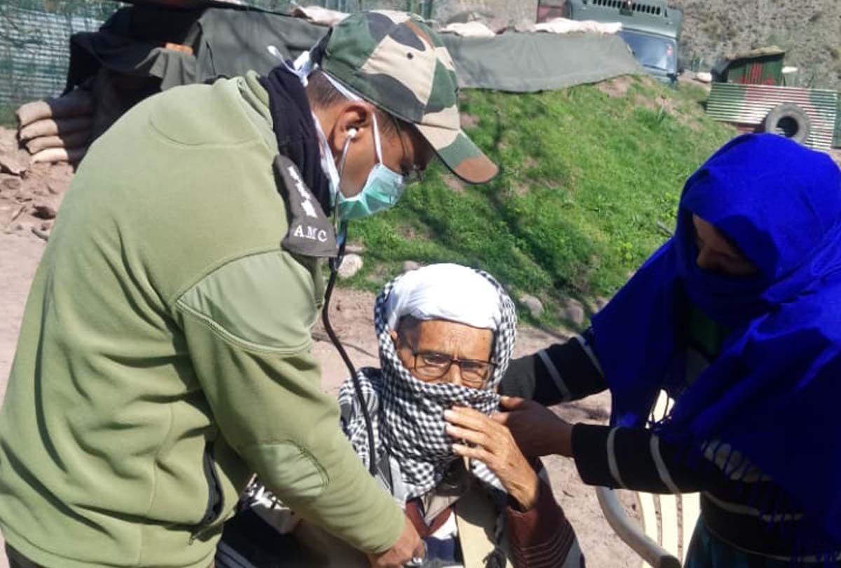 Lockdown Jammu Kashmir latest news in Hindi, indian Army and police engaged in helping people