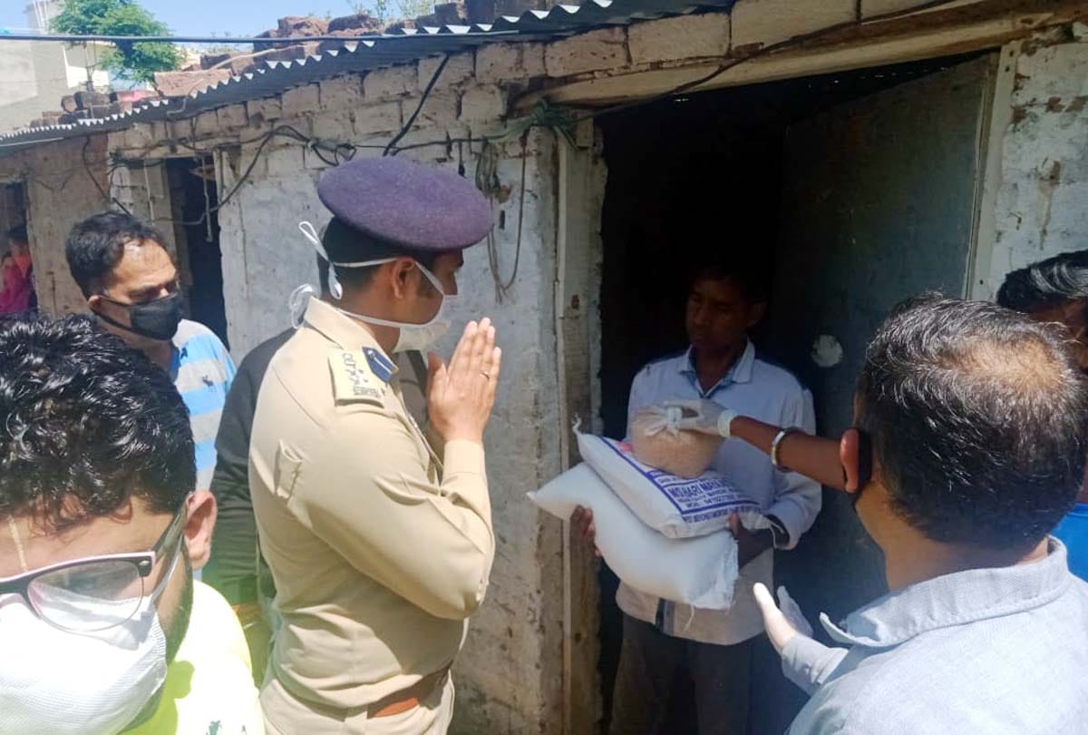 Lockdown Jammu Kashmir latest news in Hindi, indian Army and police engaged in helping people