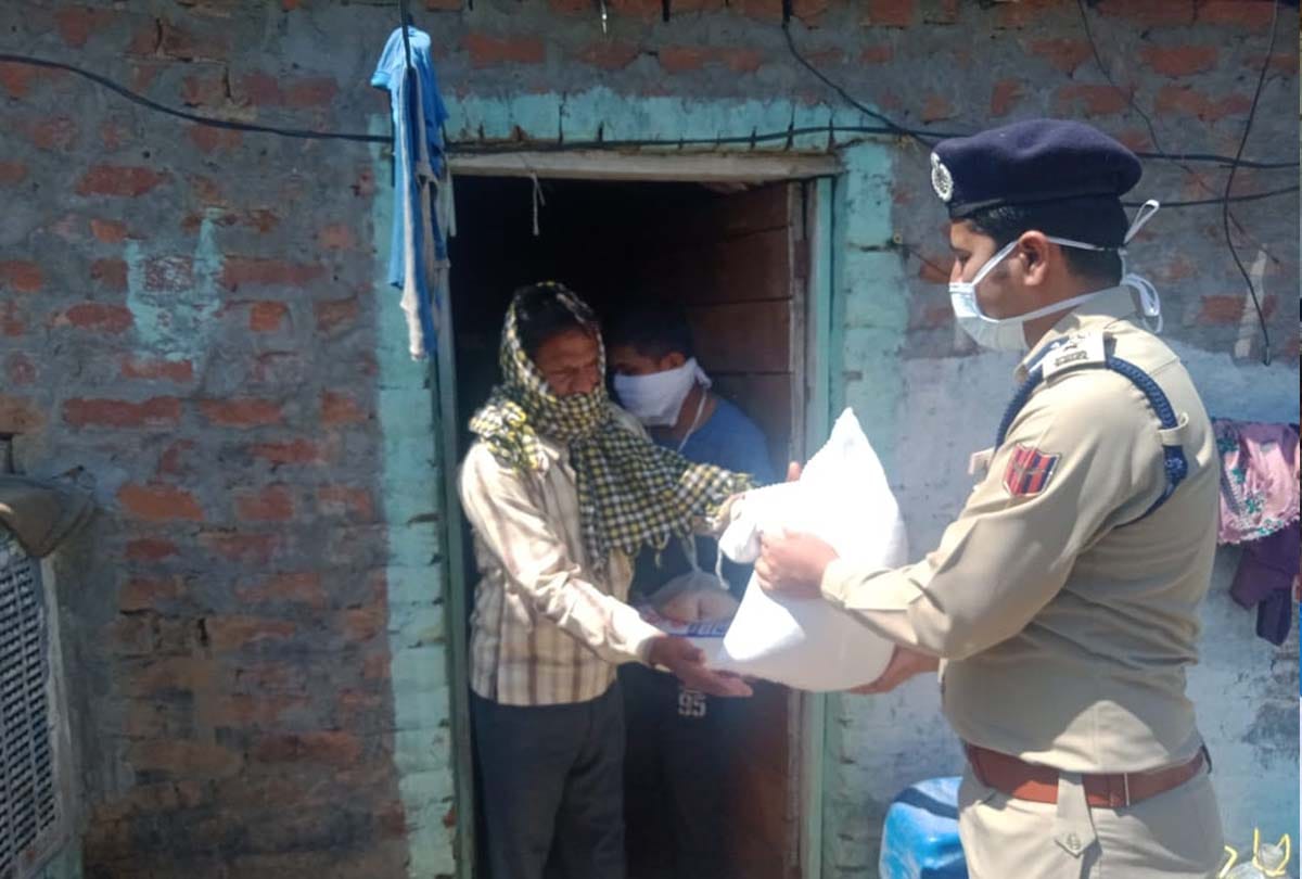 Lockdown Jammu Kashmir latest news in Hindi, indian Army and police engaged in helping people
