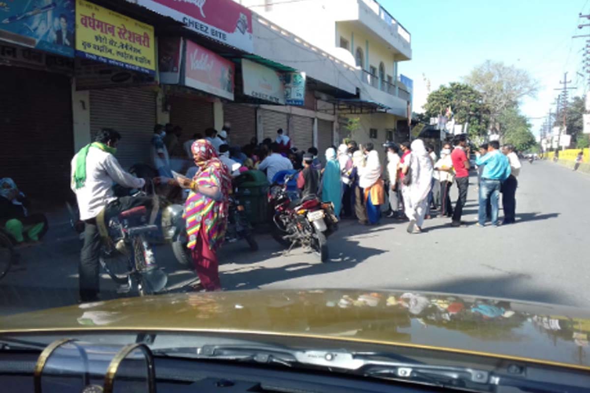 Lockdown update west up news in hindi: people breaks the social distancing in many district in west UP