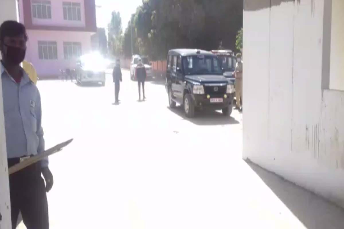 Coronavirus in Meerut Uttar Pradesh (UP) News in Hindi: corona suspect committed suicide in hospital before he gets the sample investigation report