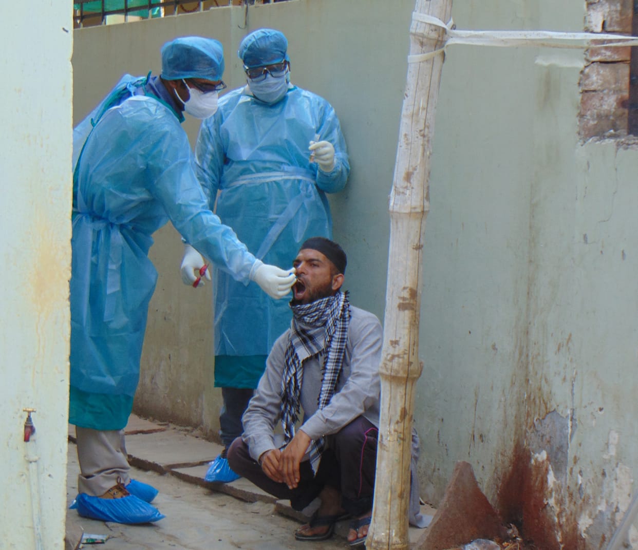 Corona: 12 people sampling in ghazipur