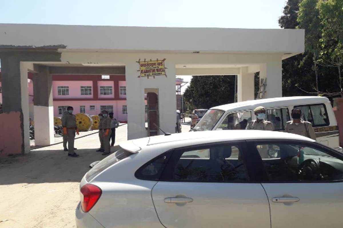 Coronavirus in Meerut Uttar Pradesh (UP) News in Hindi: corona suspect committed suicide in hospital before he gets the sample investigation report