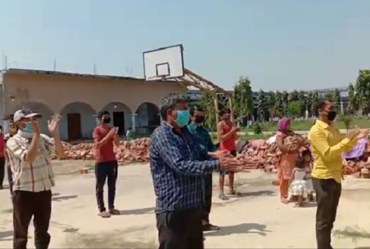 Nepali citizens clapping for PM Modi on Border after lockdown