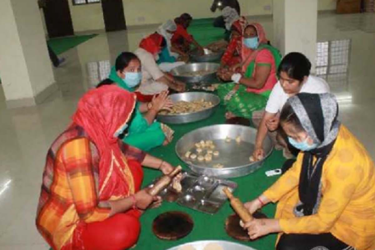 Coronavirus Update: Meerut police constables are cooking food and making masks for people amid Lockdown