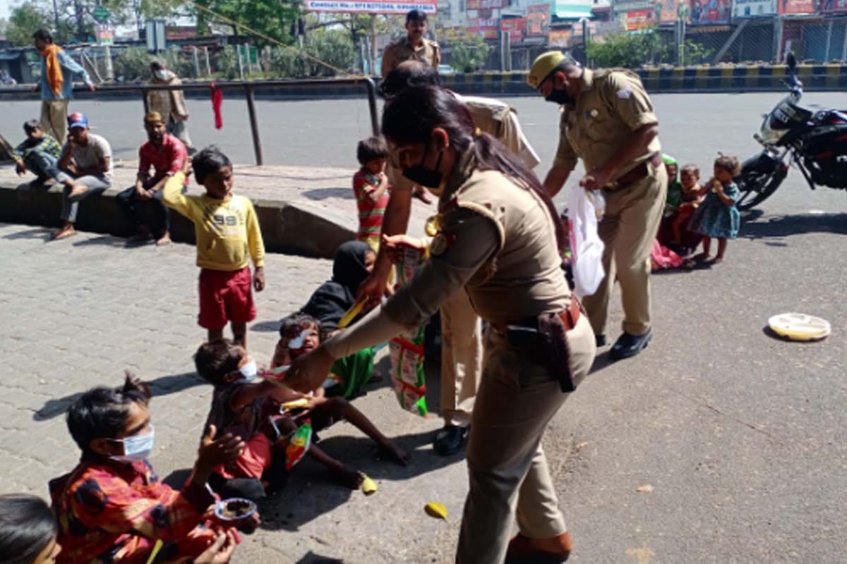 Coronavirus Update: Meerut police constables are cooking food and making masks for people amid Lockdown
