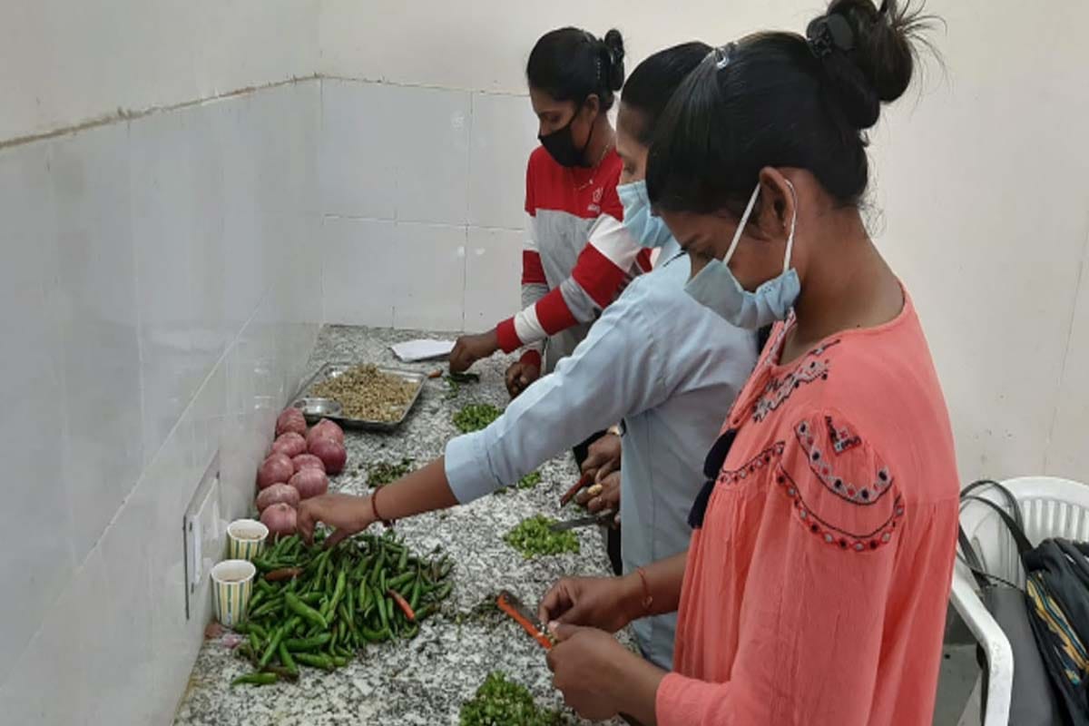 Coronavirus Update: Meerut police constables are cooking food and making masks for people amid Lockdown