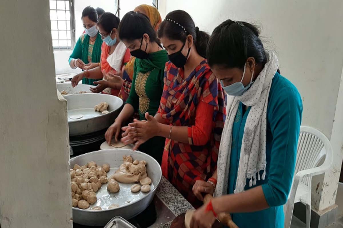 Coronavirus Update: Meerut police constables are cooking food and making masks for people amid Lockdown