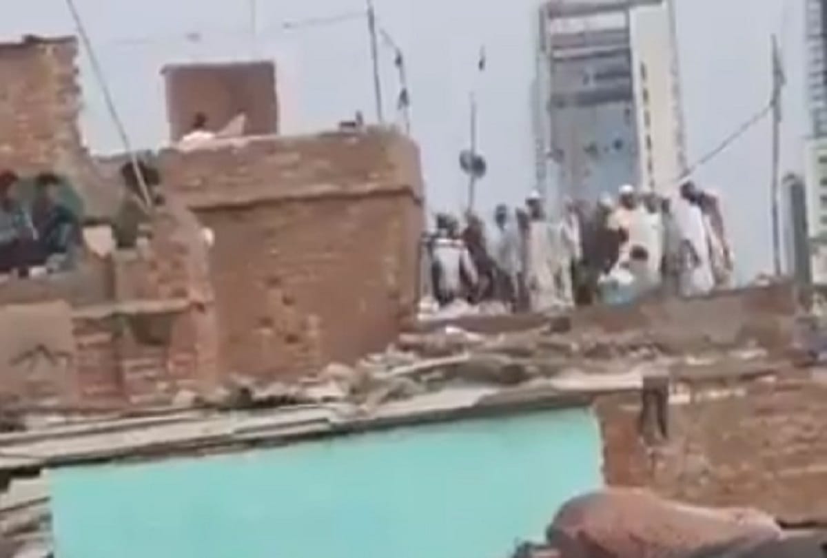 coronavirus update Noida sector 16 group offering namaz on terrace police files case