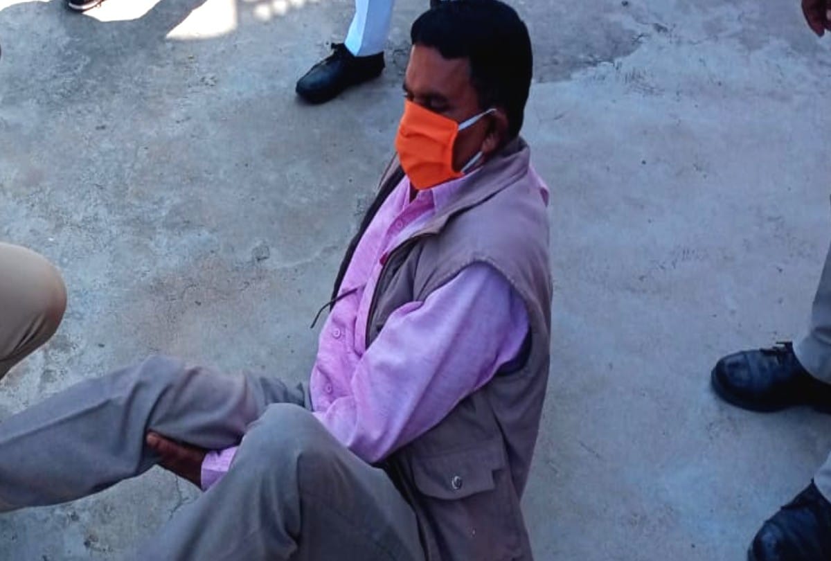 UP (Uttar Pradesh) Lockdown News in Hindi IPS officer open the shoe laces of orderly in firozabad