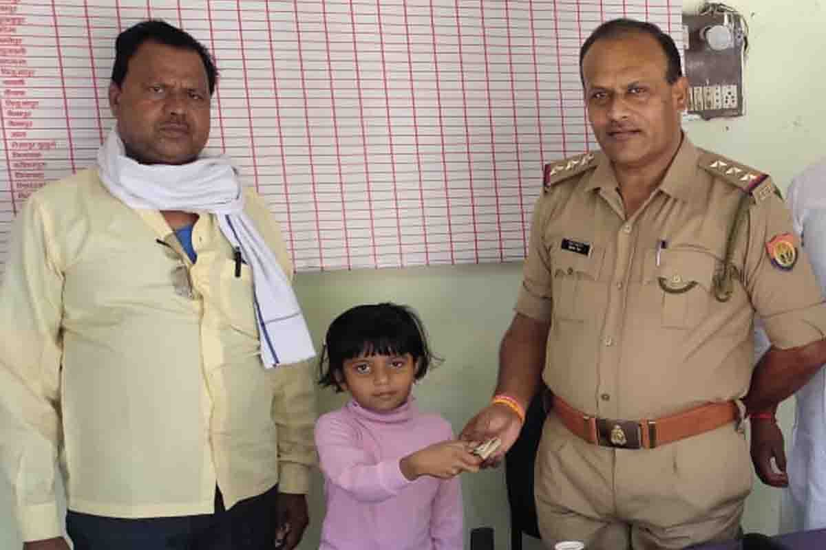Six year old girl handed over his piggy bank to police officer