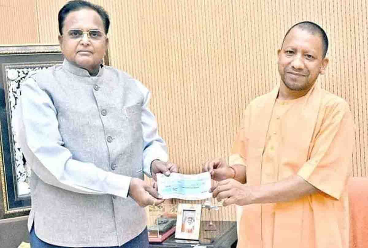 Advocate General gave 10 lakh rupees to Chief Minister Victim's Assistance Fund