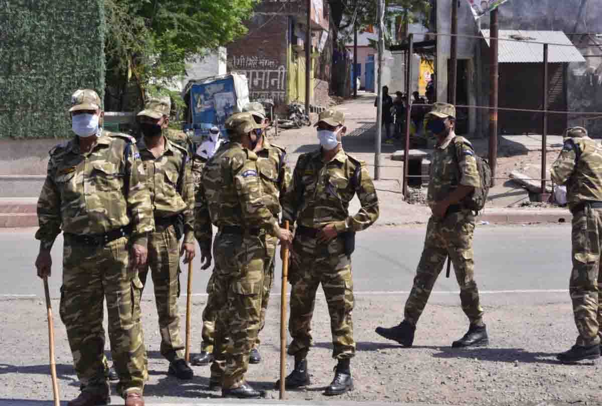 Police tightens lockdown, seals city limits