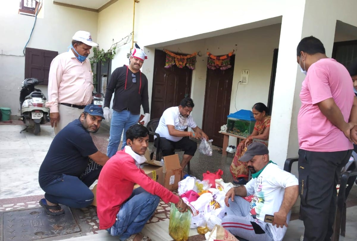 Lockdown agra latest news devotees food distributed to the poor family on Ram Navmi 2020