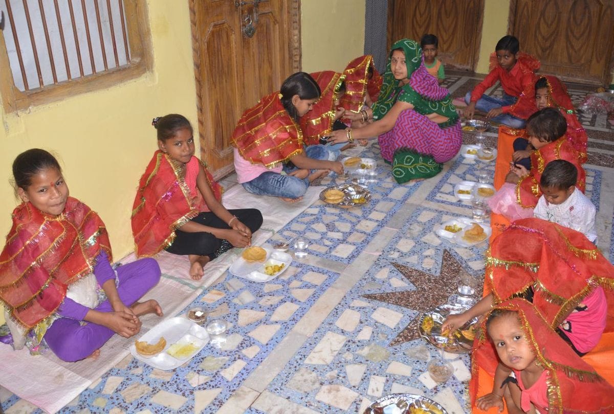Lockdown agra latest news devotees food distributed to the poor family on Ram Navmi 2020