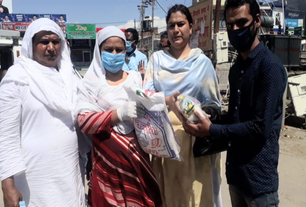 Lockdown in Uttarakhand: Ladenge Choro Se, Kinnar Doping Help To Poor People and give Food