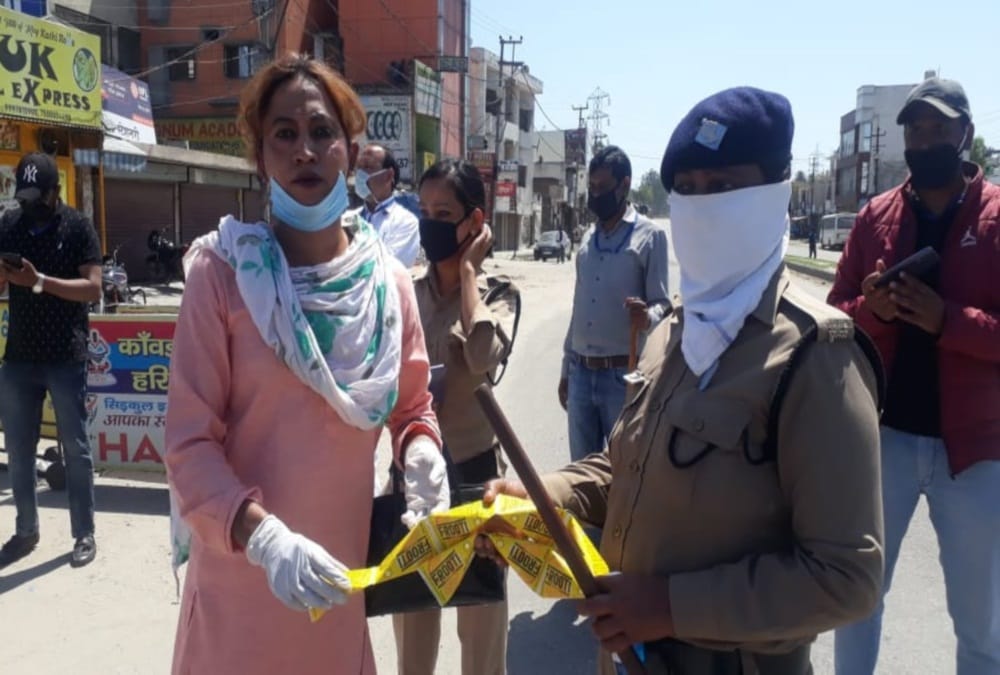 Lockdown in Uttarakhand: Ladenge Choro Se, Kinnar Doping Help To Poor People and give Food