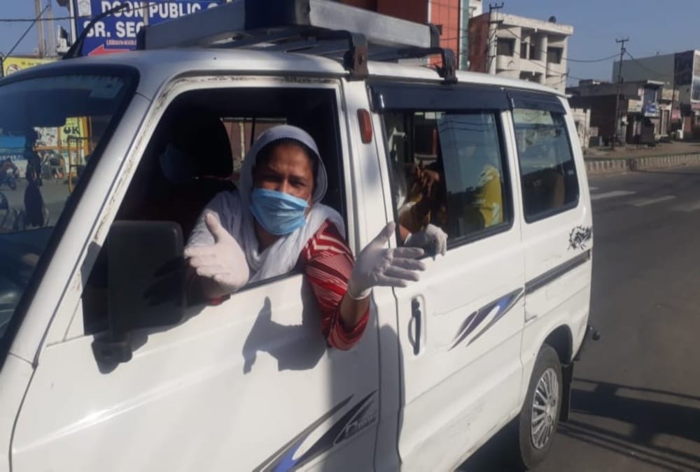 Lockdown in Uttarakhand: Ladenge Choro Se, Kinnar Doping Help To Poor People and give Food