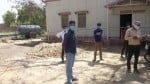 तमिलनाडु से रतिया में आए चार लोगों को शेल्टर होम में ले जाते हुए कर्मचारी