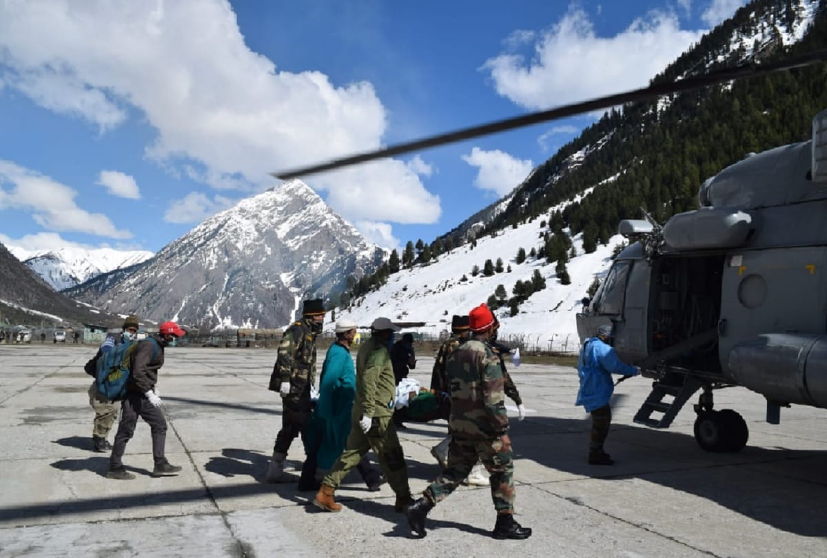 Army became angel for a pregnant woman trapped in an icy area