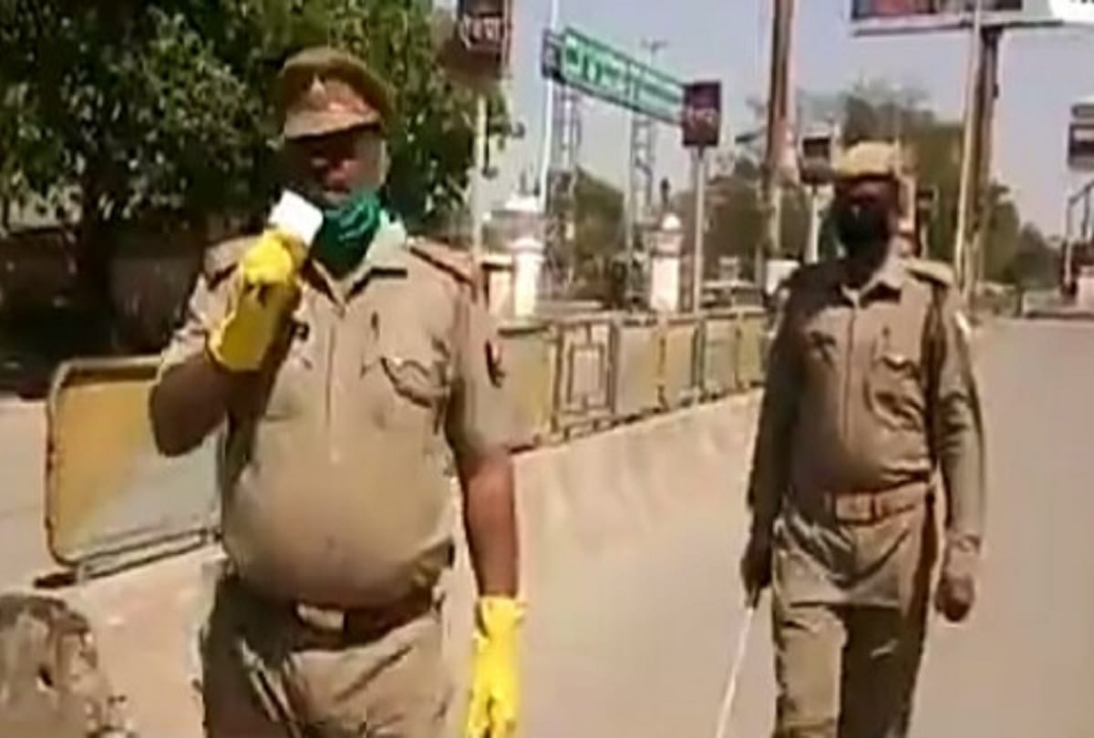 Police personnel in Gorakhpur are making people aware through songs