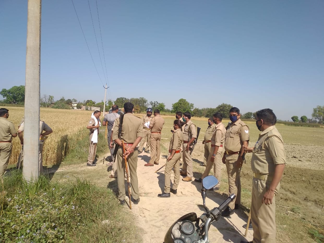 In Azamgarh, nuts and Yadav clashed in the field of defecation, fiercely moved brick and stone