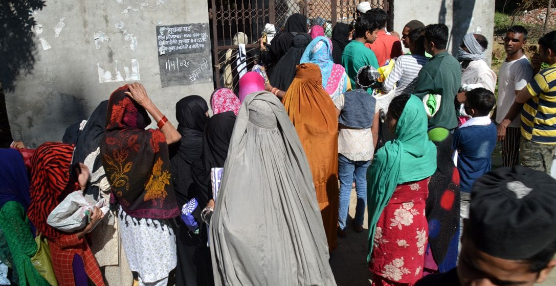 Fight against Corona pursue social distance