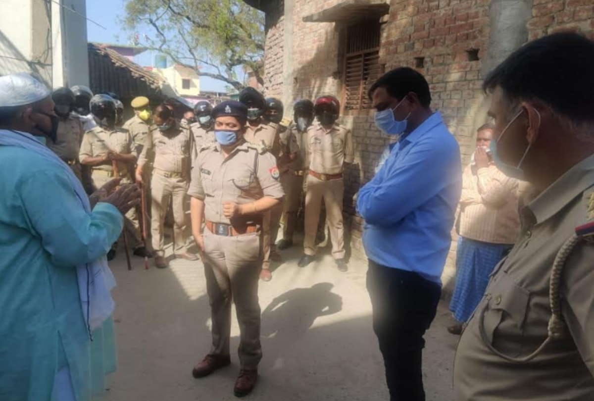many people stone attack on police for stopping Namaz at mosque due to lockdown in deoria