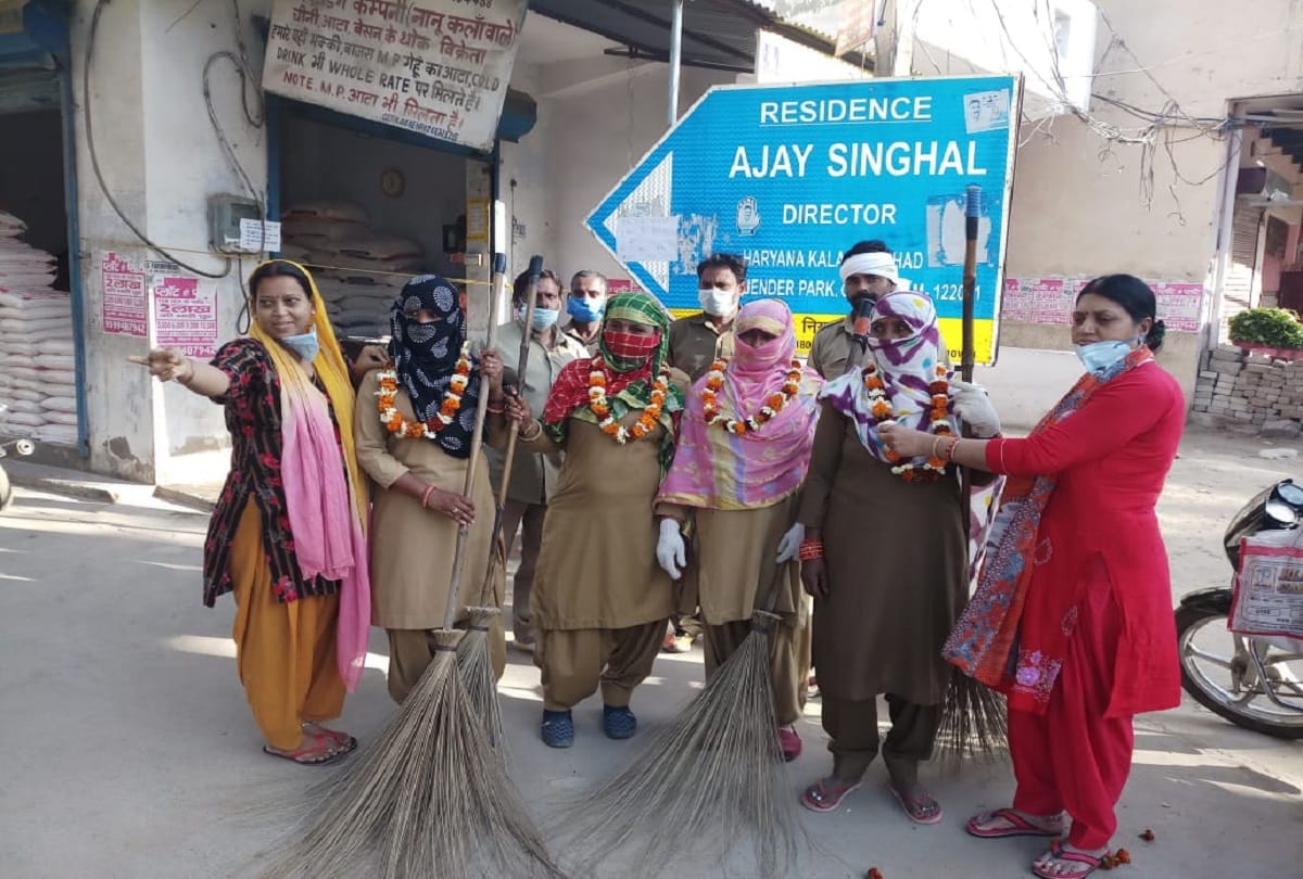 coronavirus india fighters gurugram people garlands sanitation workers showers flowers on them