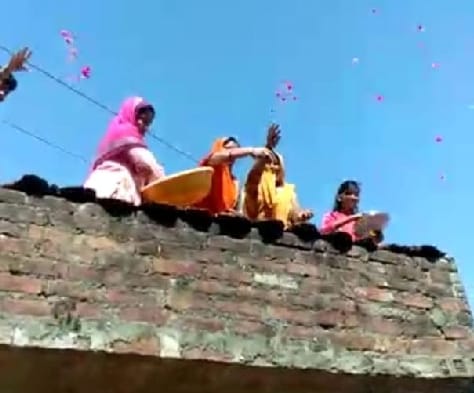 Encouragement of cleaning workers sprinkled flowers in Corona war
