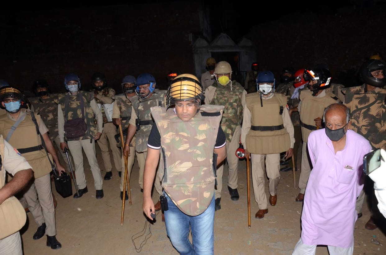 Police attacked by locals while stopping group prayer in mosque two injured