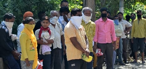 Bareilly: Forgot the risk of Corona .. Push to get ration