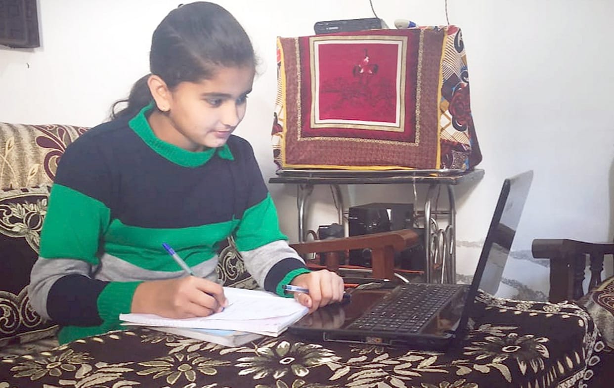 Students start studying with e-learning classes