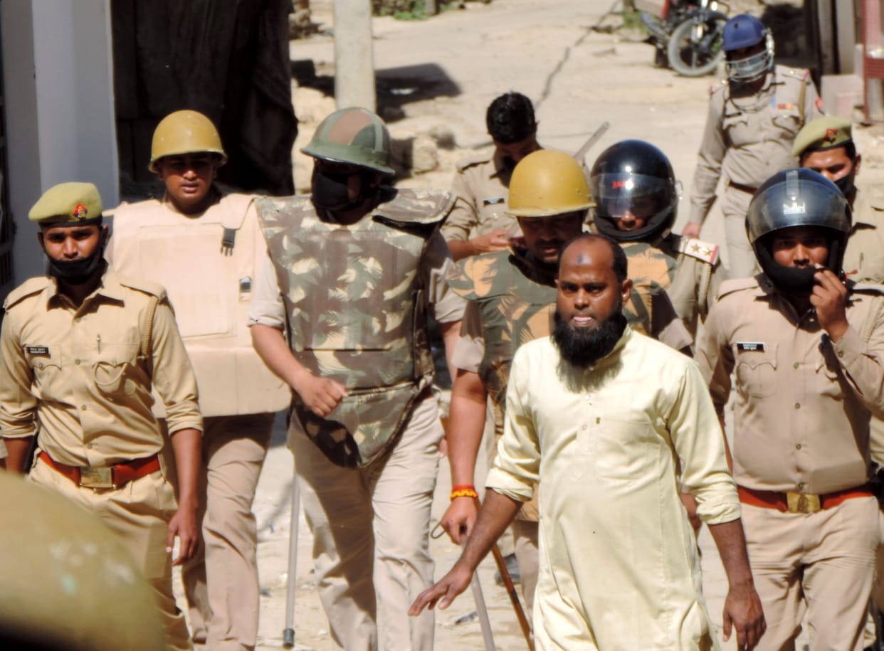 saamoohik namaaj se rokane par pulis teem par hamala, chhaton se barasaeen eent-patthar