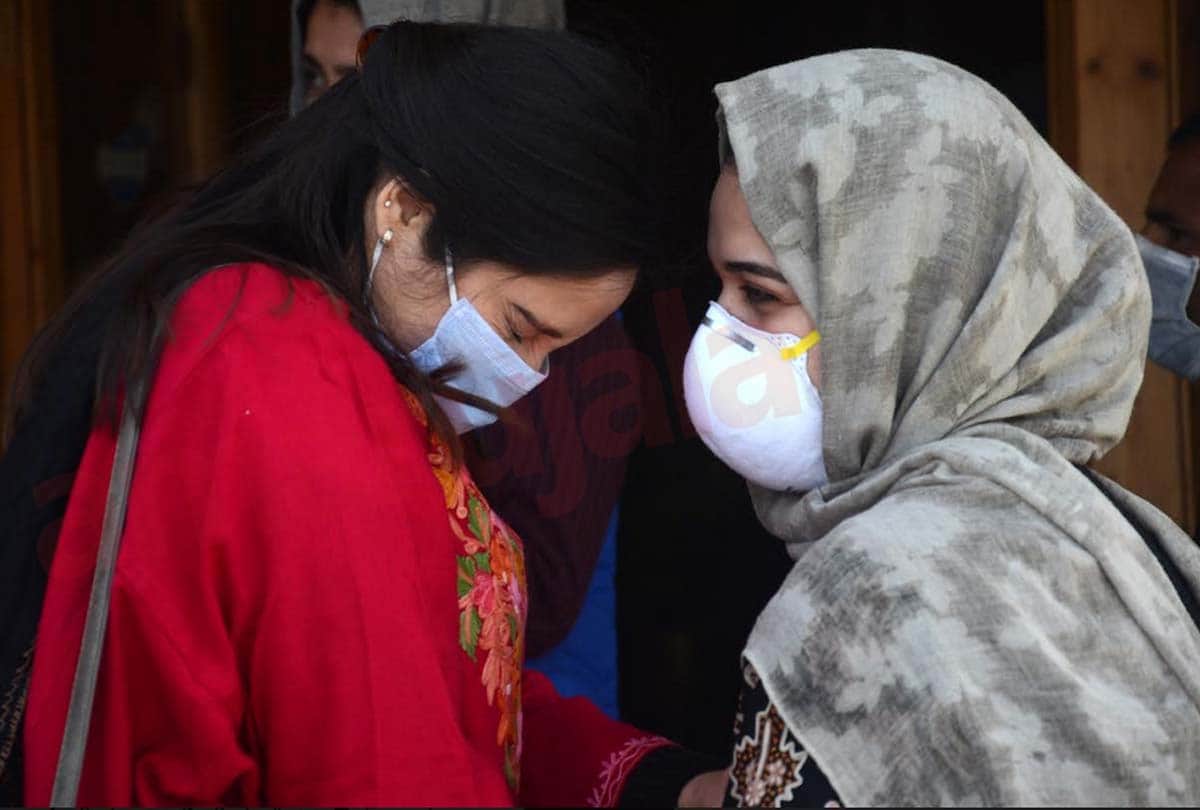 Coronavirus in Jammu Kashmir (J&K) news in Hindi, 10 people including two girls from Srinagar defeated Corona