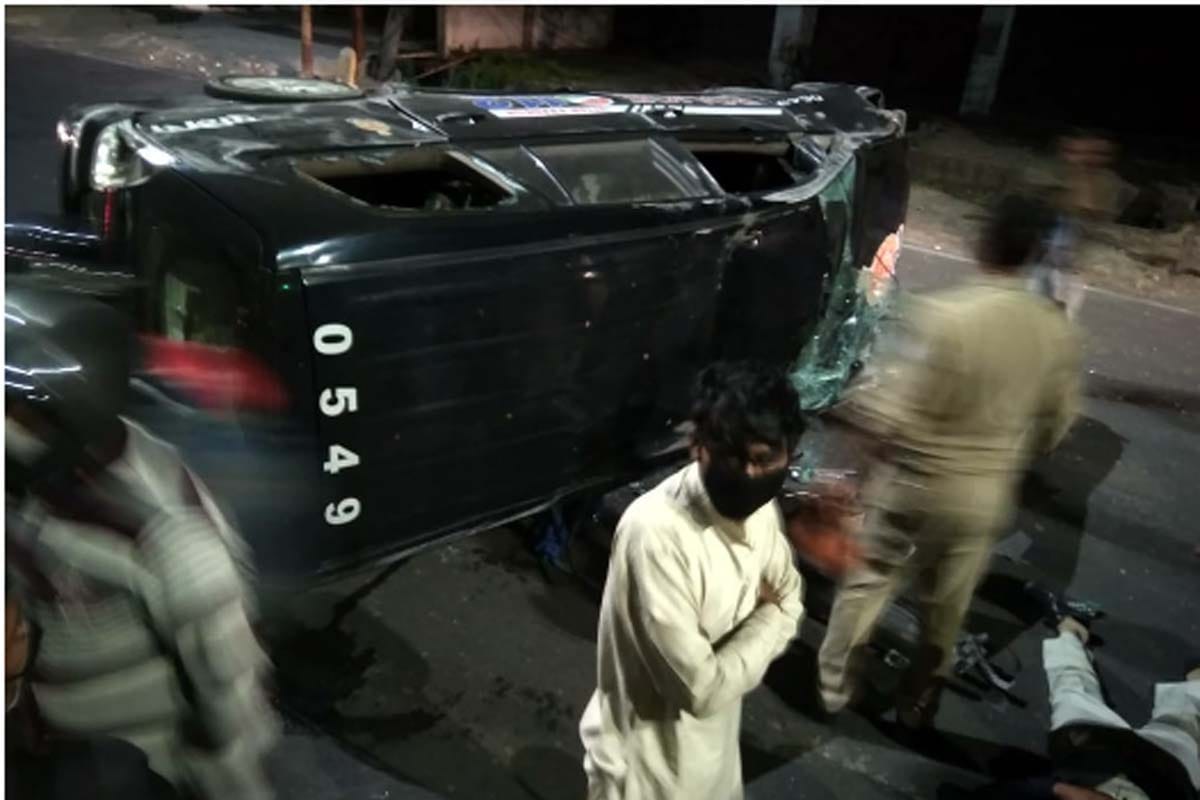 Lockdown: Meerut Police PRV vehicle turned over during patrol, home gaurd injured