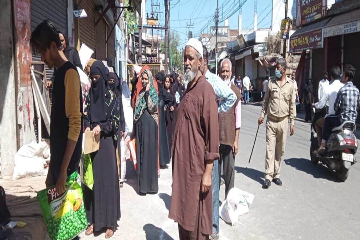 Lockdown update meerut news in hindi: silence on Roads and long queues at ration shops